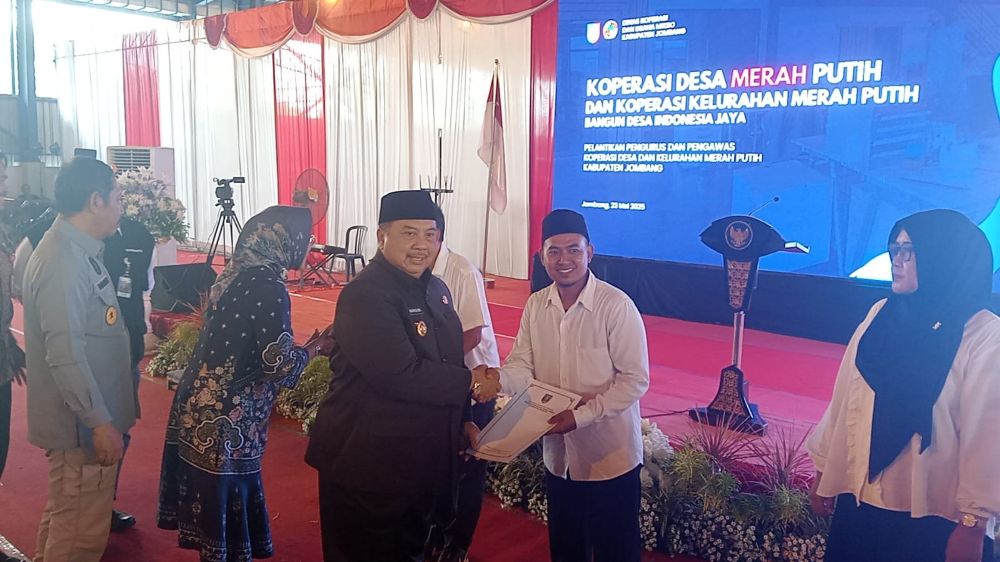 Bupati Jombang, Warsubi dan Staff Khusus Kementerian Koperasi Republik Indonesia (RI), Adi Sulistyowati saat pelantikan pengurus di Jombang