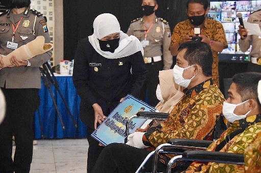 Gubernur Jawa Timur, Khofifah Indar Parawansa saat memberi bantuan kursi roda pada Hari Bhayangkara. foto: ist/ bangsaonline.com
