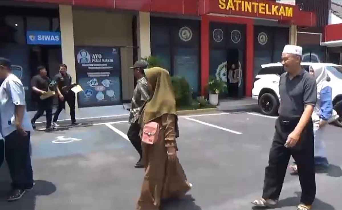 Jamaah umroh yang ditelantarkan pihak travel saat membuat laporan di Mapolres Jember.