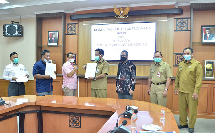 Bupati Sambari saat penyerahan PSU. (foto: ist)
