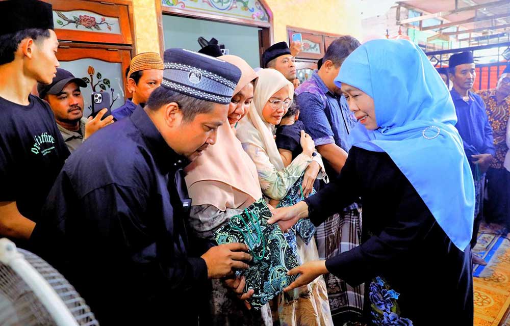 Gubernur Khofifah Takziah dan Berikan Santunan Keluarga Korban Tanah Longsor Jalur Pacet-Cangar
