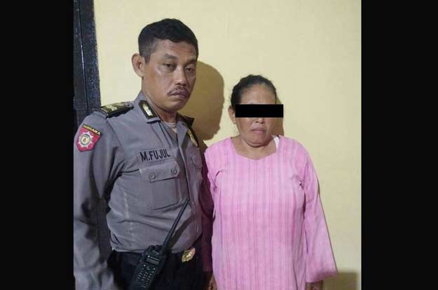 Tersangka Supiah pencuri perhiasan diapit petugas Polsek Porong.