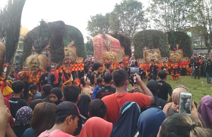 Paguyuban Reog se-Jember Selatan saat menggelar Orasi Reog Ponorogo di Alun-Alun Ambulu, Minggu (17/4/2022).