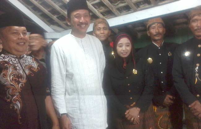 Bupati bersama paguyuban Suryo Ngalam Ponorogo Keraton Surakarta. foto: fajar/ BANGSAONLINE
