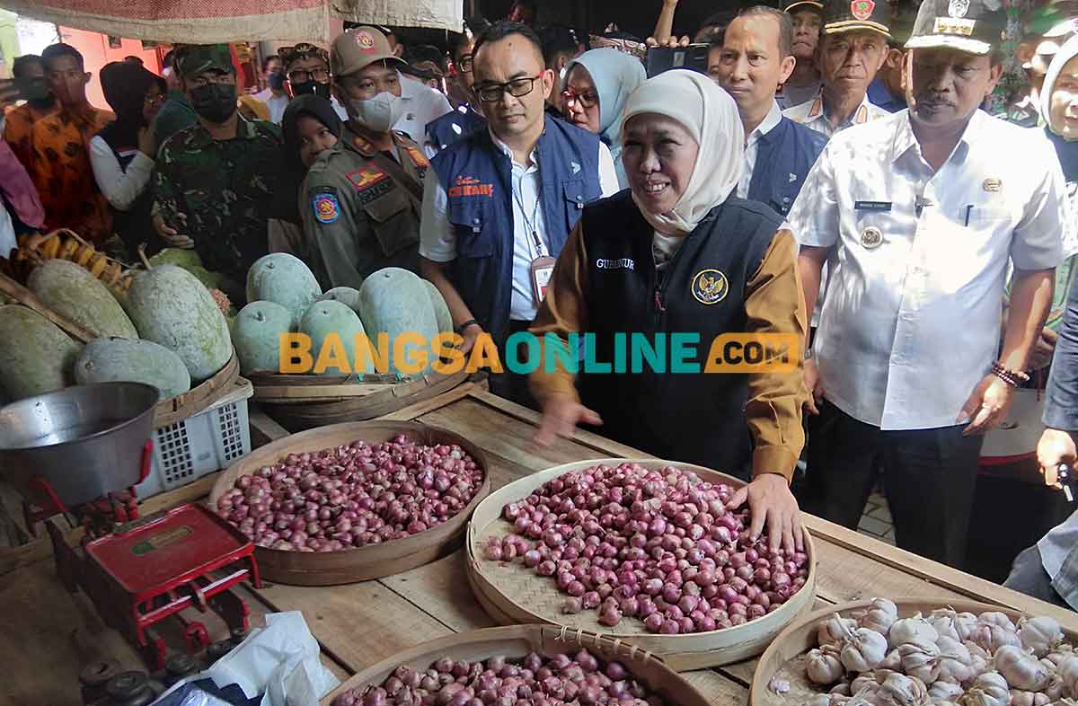 Gubernur Khofifah didampingi Plt Bupati Nganjuk, Marhaen Djumadi, ketika meninjau bahan pokok di Pasar Wage. Foto: BAMBANG DWI JULIANTO/BANGSAONLINE