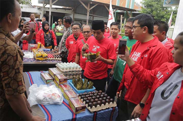 Rombongan kader PSI saat mencoba telur asin berbagai varian rasa.