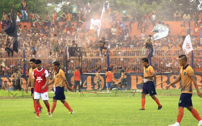 SIAP TEMPUR: Para pemain Persibo Bojonegoro saat menghadapi Persewangi dalam laga uji coba belum lama ini. foto: eky nurhadi/dok/BANGSAONLINE