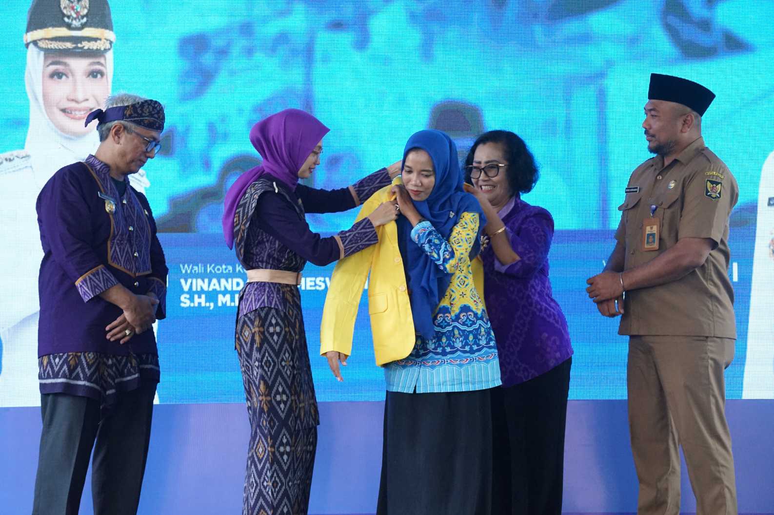 Moh Anang Kurniawan, Kepala Dinas Pendidikan Kota Kediri (kanan) saat mendampingi Wali Kota Kediri Vinanda Prameswati di sebuah acara. (Ist). 