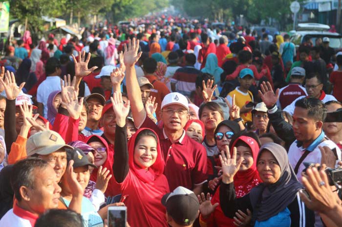 Puti Guntur Soekarno bersama Bupati Kanang, diserbu ribuan warga Ngawi, Minggu (4/2). Foto: IST