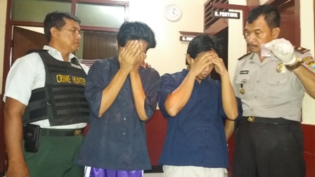Ainur Rofiq dan Imam Gozali didampingi Kapolsek Tandes Kompol Harahap membawa barang bukti.

