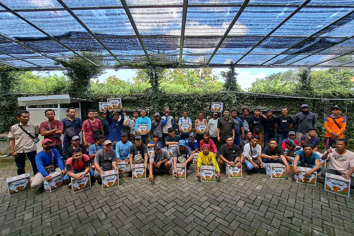 Direktur RSI Aisyiah Nganjuk, dr Agus Pribadi saat membagikan Ratusan Paket Sembako ke Masyarakat Sekitar
