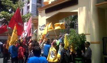 DEMO. Puluhan aktivis PMII saat aksi di Gedung DPRD Bojonegoro. Foto: Eky Nurhadi/BANGSAONLINE