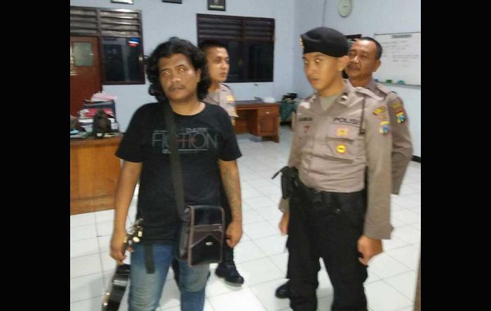 Pengamen jalanan yang diamankan di kantor Satpol PP Trenggalek. foto: HERMAN SUBAGYO/ BANGSAONLINE