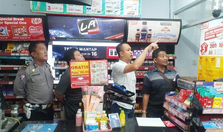 Kapolsek Sukodono (baju putih) meninjau lokasi curat di Alfamart Sukodono, Minggu (23/2).