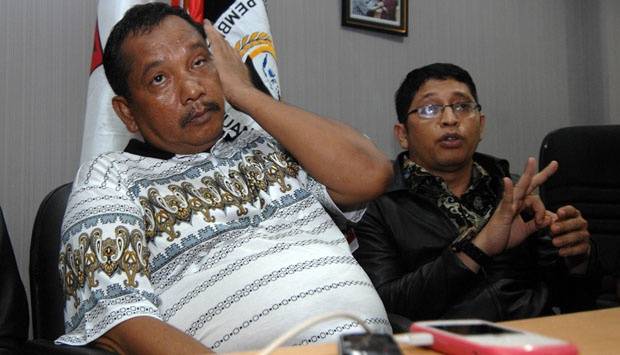 Aiptu Labora Sitorus anggota polisi Papua beri keterangan terkait dugaan rekening gendut miliknya di Jakarta, (17/05). Aiptu Labora Sitorus memilik transaksi senilai 1,5 trilliun rupiah dari hasil bisnis BBM dan Kayu serta kapal di sorong, Papua. TEMPO/Dasril Roszandi