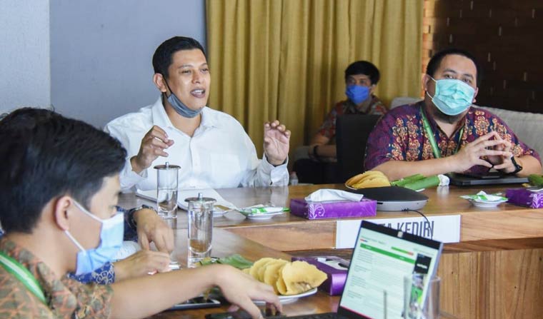 Wali Kota Kediri Abdullah Abu Bakar saat menghadiri sosialisasi pengadaan barang jasa pemerintah melalui marketplace. (foto: ist)

