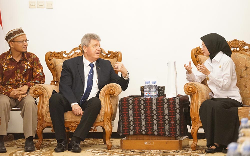 Wali Kota Kediri Vinanda Prameswati saat berbincang dengan Dubes Palestina untuk Indonesia. Foto: Ist.
