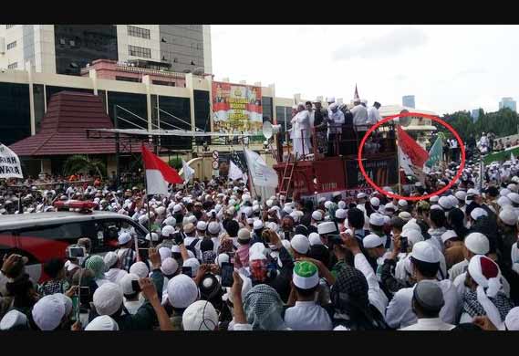 Bendera merah putih bertuliskan huruf arab dan gambar pedang yang dipersoalkan pada demo FPI beberapa waktu lalu.