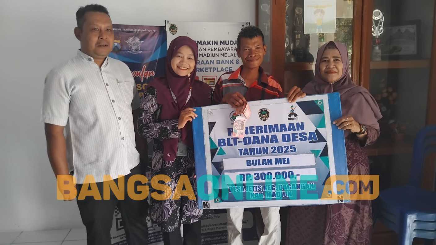 Jetis didampingi Pengurus serahkan BLT-DD. Foto: Hendro Suhartono/BANGSAONLINE