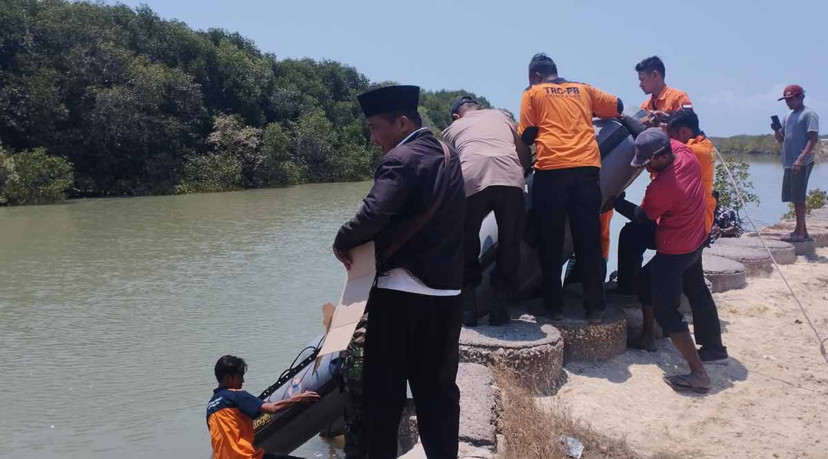 Petugas gabungan saat mengevakuasi warga Desa Bangkes, Kecamatan Kadur, Pamekasan, yang hilang saat mencari kepiting.