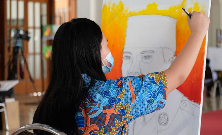 Kegiatan melukis dalam rangka peringati Hari Pendidikan Nasional di Balai Pemuda, Minggu (2/5/2021).