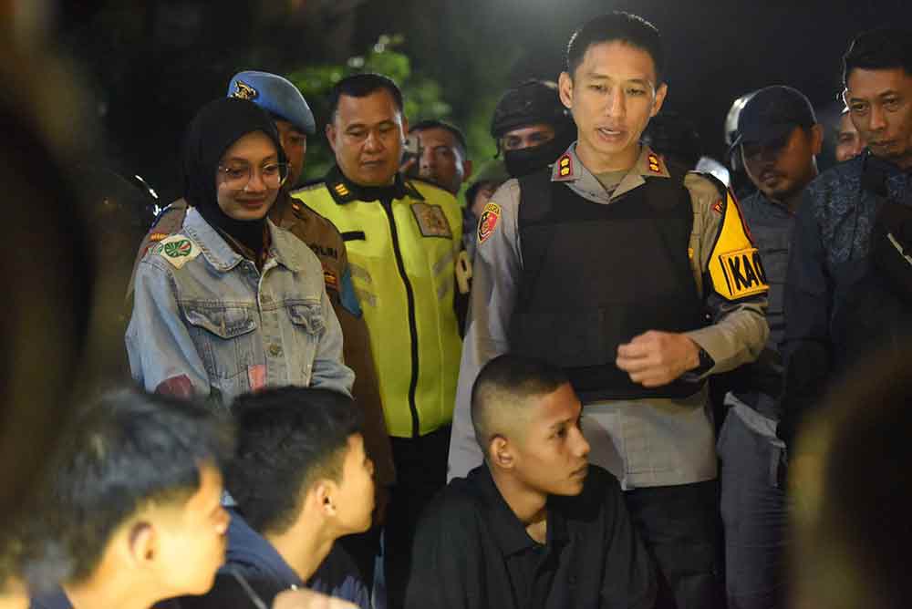 Wali Kota Kediri, Vinanda Prameswati, bersama aparat saat memberikan nasihat kepada warga Kota Kediri. (Ist)