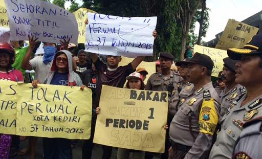 Para pedagang kaki lima Kota Kediri saat menggelar aksi di depan Balai Kota. Foto : arif kurniawan/ BANGSAONLINE