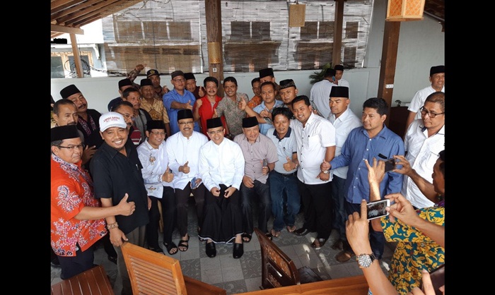 Gus Ipul bersama Bupati Banyuwangi dengan para kepala desa, Minggu (28/1). Foto: IST
