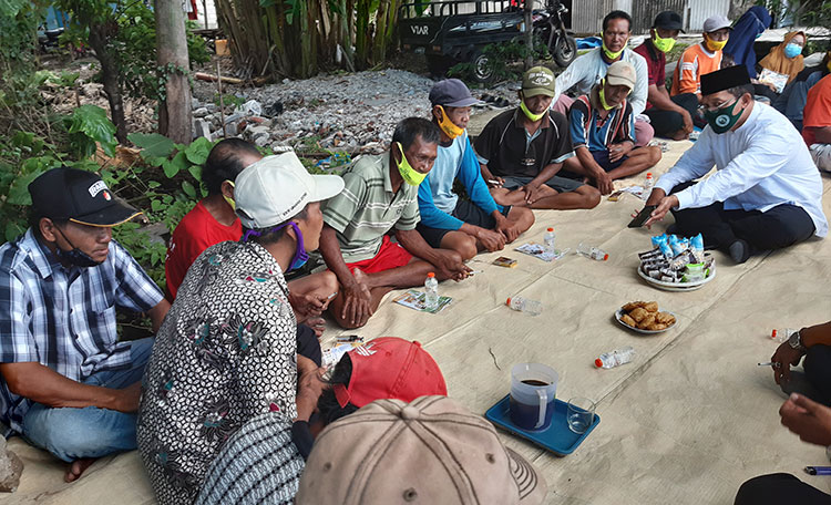 SAPA PETANI: Cabup BHS berdialog dengan petani di Desa Jatikalang, Krian, Kamis (5/11/2020) sore. (foto: MUSTAIN/ BANGSAONLINE)