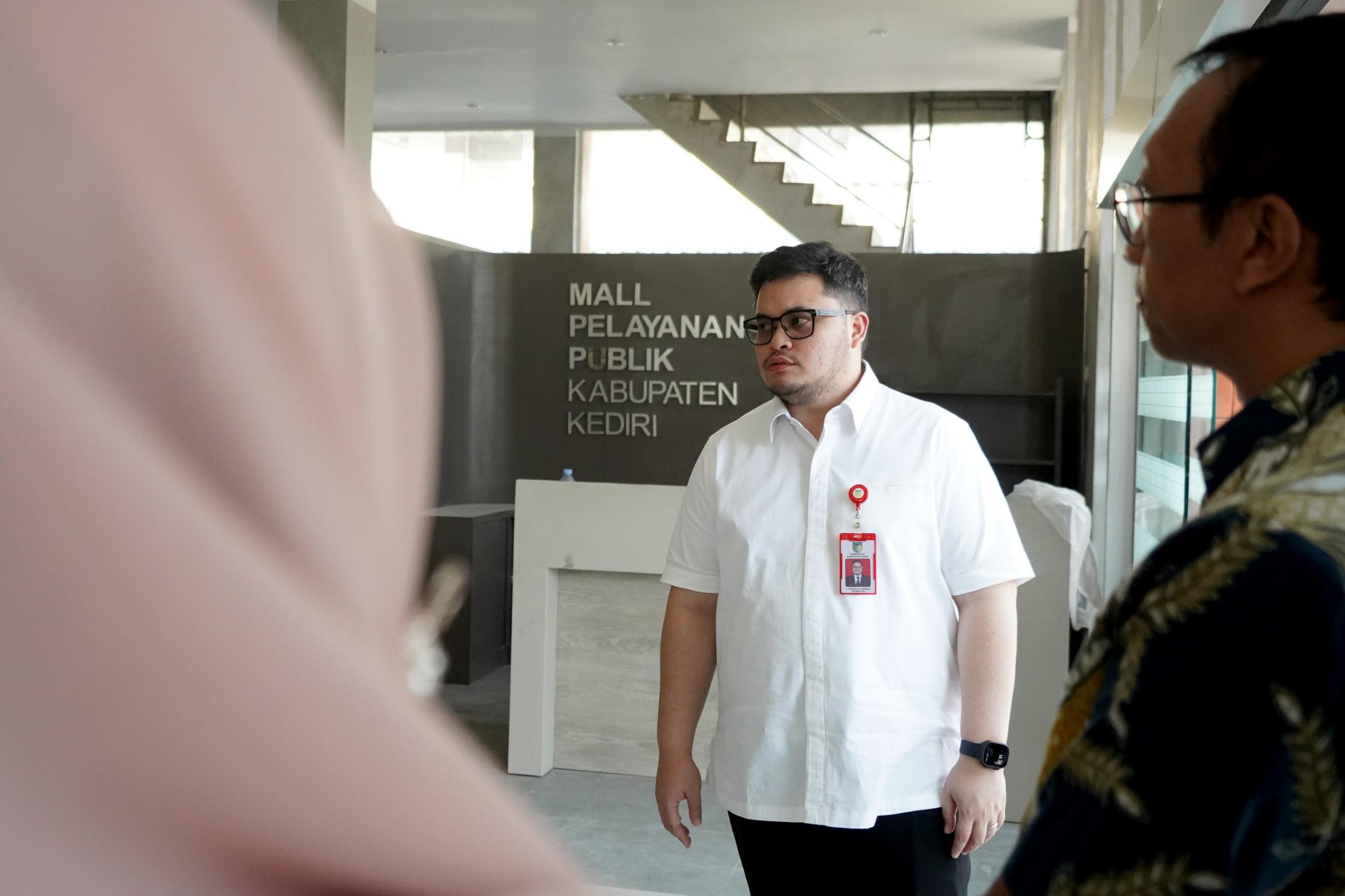 Bupati Kediri Hanindhito Himawan Pramana saat meninjau Mall pelayanan Publik (Ist). 