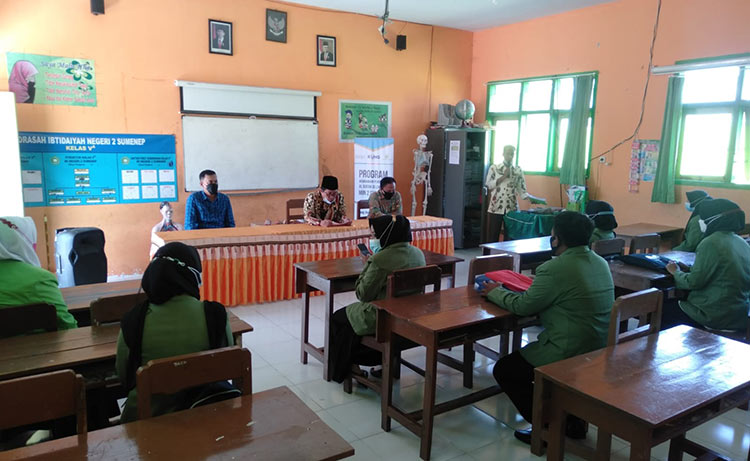 Mahasiswa Sekolah Tinggi Ilmu Tarbiyah Aqidah Uysmuni (STITA) melaksanakan PPL (Praktik Pengalaman Lapangan) di Madrasah Ibtidaiyah Negeri (MIN) 2 Sumenep. (foto: ist)