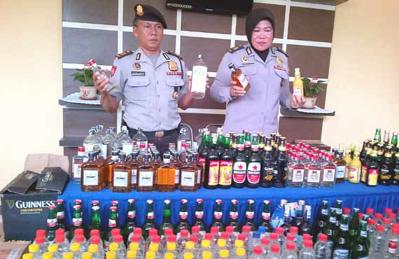 Polisi Garuk Penjual Miras di Surabaya, 700 Botol Aneka Miras Disita