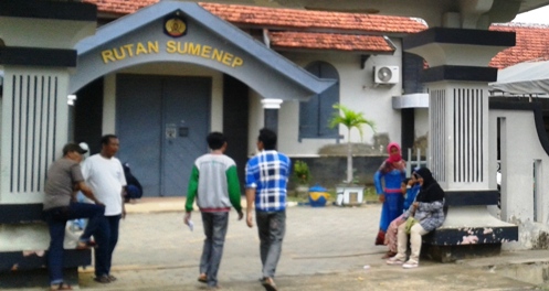 Sejumlah keluarga penghuni Rutan Kelas II B Sumenep sedang menunggu jadwal besuk di pintu masuk Rutan Kelas II B Sumenep. foto: Faisal/BangsaOnline.com
