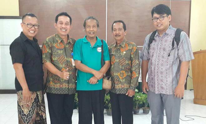 Kadisperindagtam, Hary Cahyo Purnomo foto bersama Seksi Ilometa dan para juri.