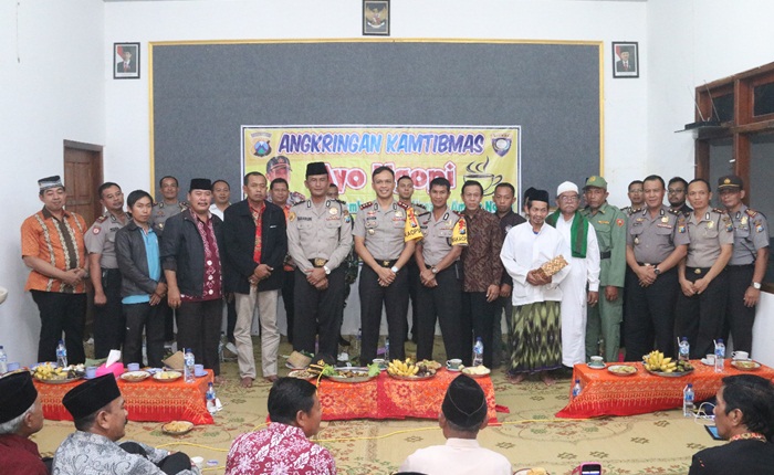 Suasana ngopi bareng di Angkringan Kamtibmas warga Ngawi.