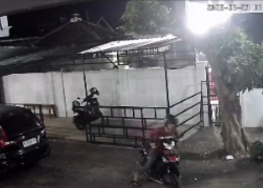 Tangkapan layar saat pelaku menggasak motor vario milik korban