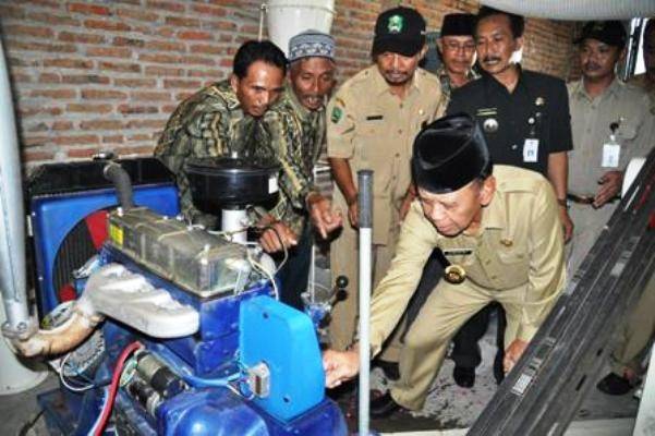 PEDULI – Bupati Magetan Drs H Sumantri MM kala memberikan bantuan alat produksi pada industri kecil di Magetan. foto : nanang/BangsaOnline