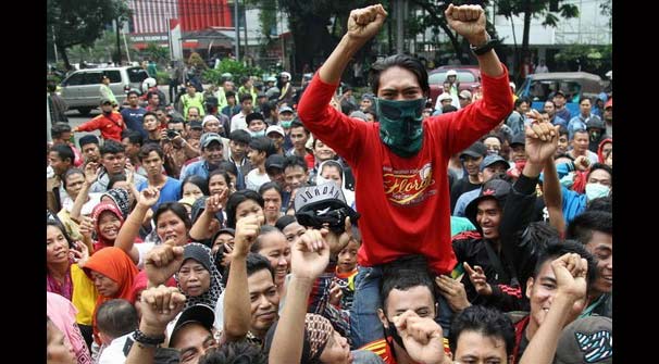 PROTES: Ratusan warga Kalijodo tampak memadati halaman DPRD DKI Jakarta. Mereka menuntut wakil rakyat agar mendesak Pemprov DKI tak menggusur kawasan Kalijodo, Jumat (19/02/2016).