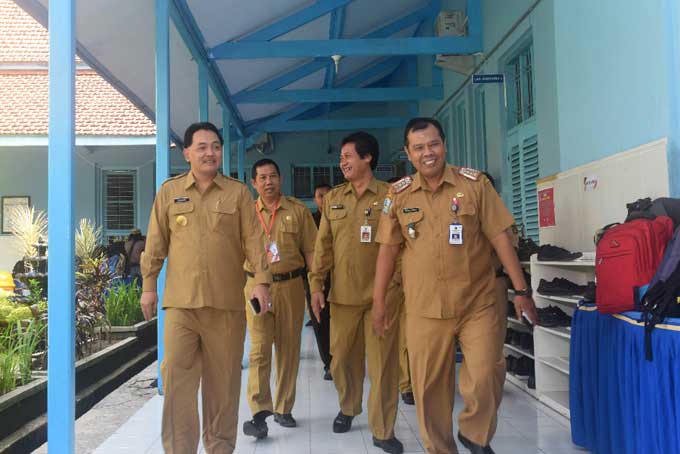 Wali Kota Kediri Jumadi didampingi Kepala cabang Dinas Pendidikan wilayah Kediri Trisilo Budi saat melakukan sidak di SMAN 2 Kediri.