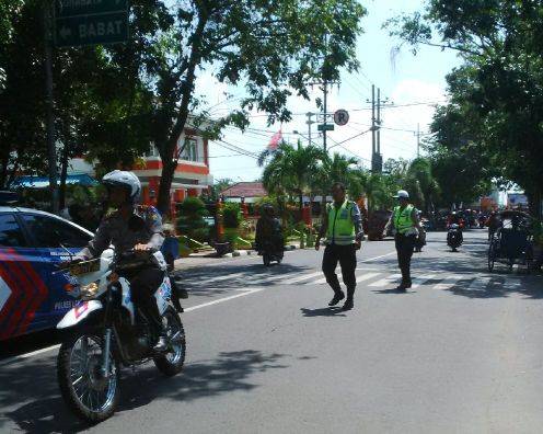 TEGAS-Polisi kala membubarkan aksi pelajar SMA yang berkonvoi merayakan lulusan SMA di Lamongan, Selasa (20/5/2014). foto : haris sugianto/BangsaOnline