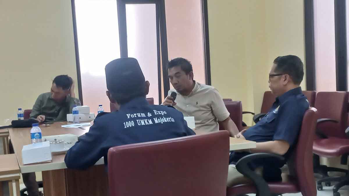 Komisi II DPRD Kabupaten Mojokerto saat menerima audiensi dengan panitia pelaksana.