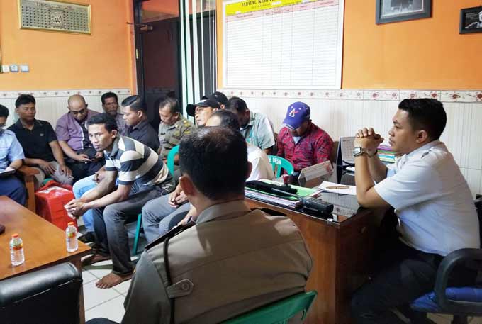 Pertemuan Pemdes Sucorejo dengan PT Silog dan para nelayan.
