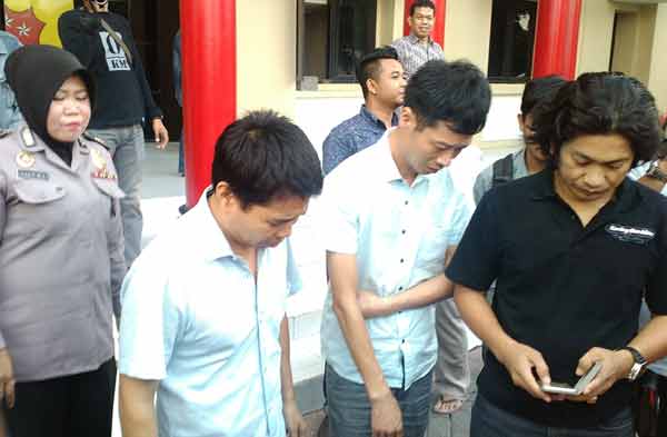Pelaku saat diamankan di Mapolrestabes Surabaya. foto: eko tuyono/BANGSAONLINE