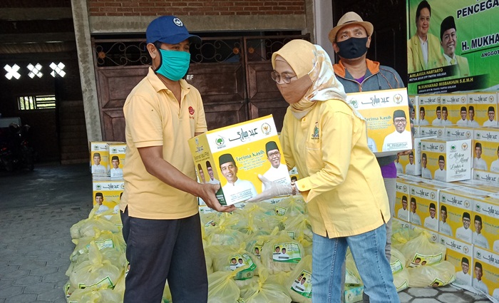 Nik Sugiharti menyalurkan sembako titipan Misbakhun kepada warga. 