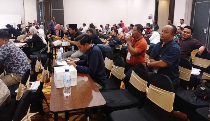 Rapat pleno terbuka rekapitulasi penghitungan suara pemilu tingkat kabupaten di Hotel Aston, Kabupaten Jember.