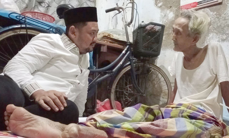 Gus Yani saat berkunjung ke kediaman Amang Genggong. foto: SYUHUD/ BANGSAONLINE