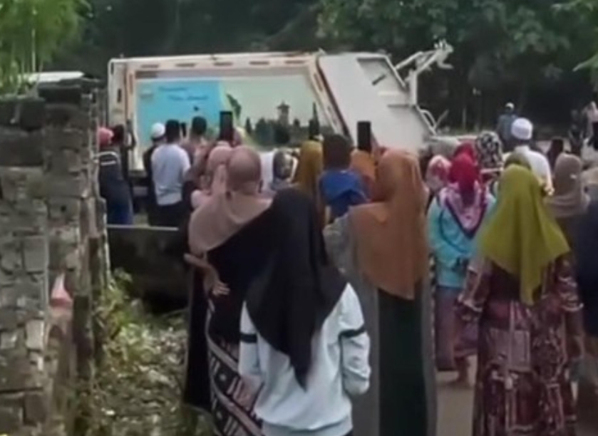 Tangkapan layar vide viral saat warga mengadang truk sampah di Kecamatan Klampis, Bangkalan