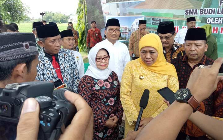 Wakil Ketua LDII Gresik Hariyono mendampingi Gubernur Jatim Khofifah Indar Parawansa saat peletakan batu pertama. 