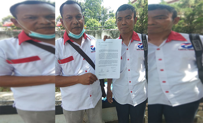 Sukarman dan Shoim saat menunjukkan surat sanggahan yang ditujukan ke Sekretariat DPRD Nganjuk. Foto: BAMBANG DWI JULIANTO/BANGSAONLINE