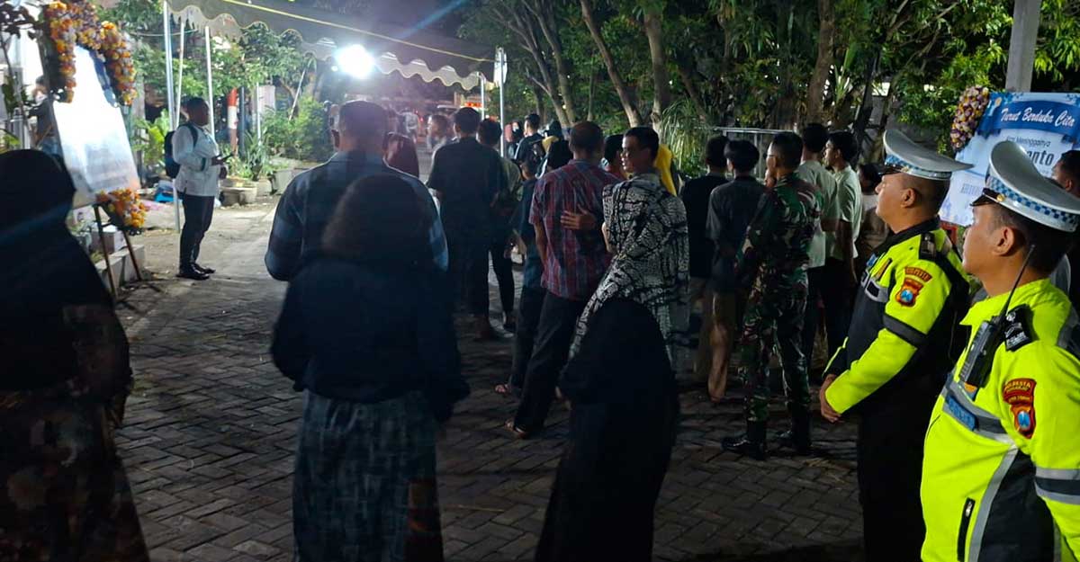 Petugas dari Polsek Krian ketika mengawal pemakaman salah satu personel TNI.